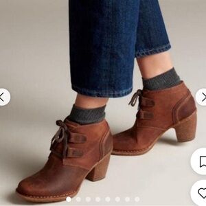 Clarks Artisan Carleta Lyon Lace Up boot Size 11
